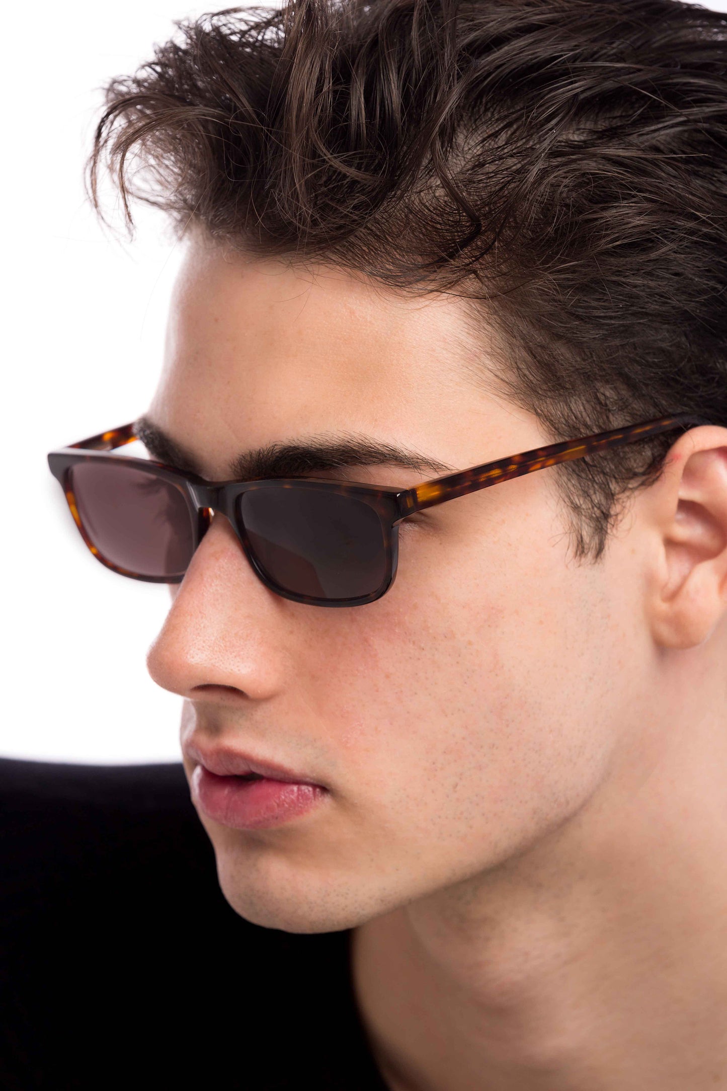 Man Wearing Tortoise Shell Sunglasses (Brown)