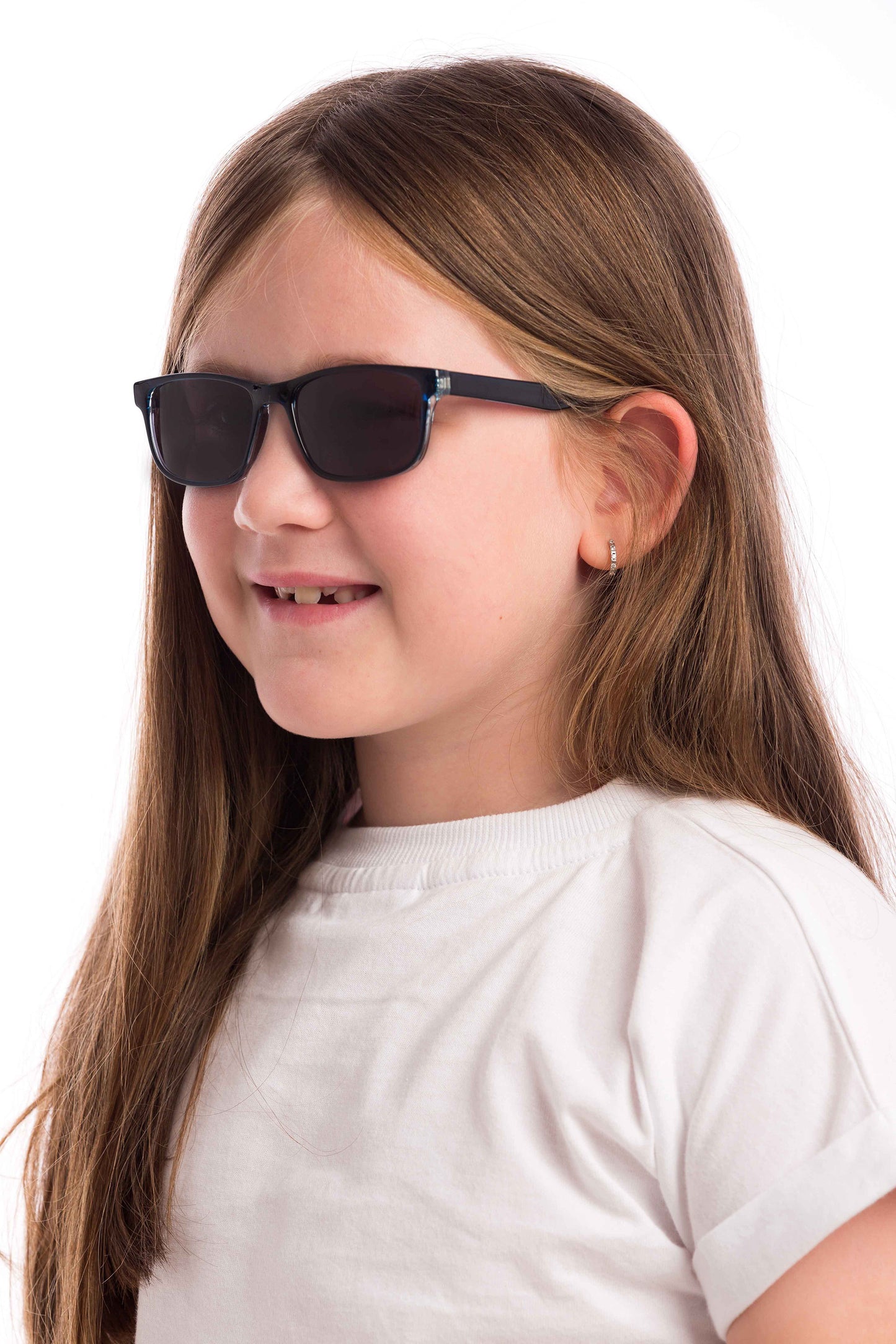 Girl Wearing Theo Kids Sunglasses Readers (Grey)